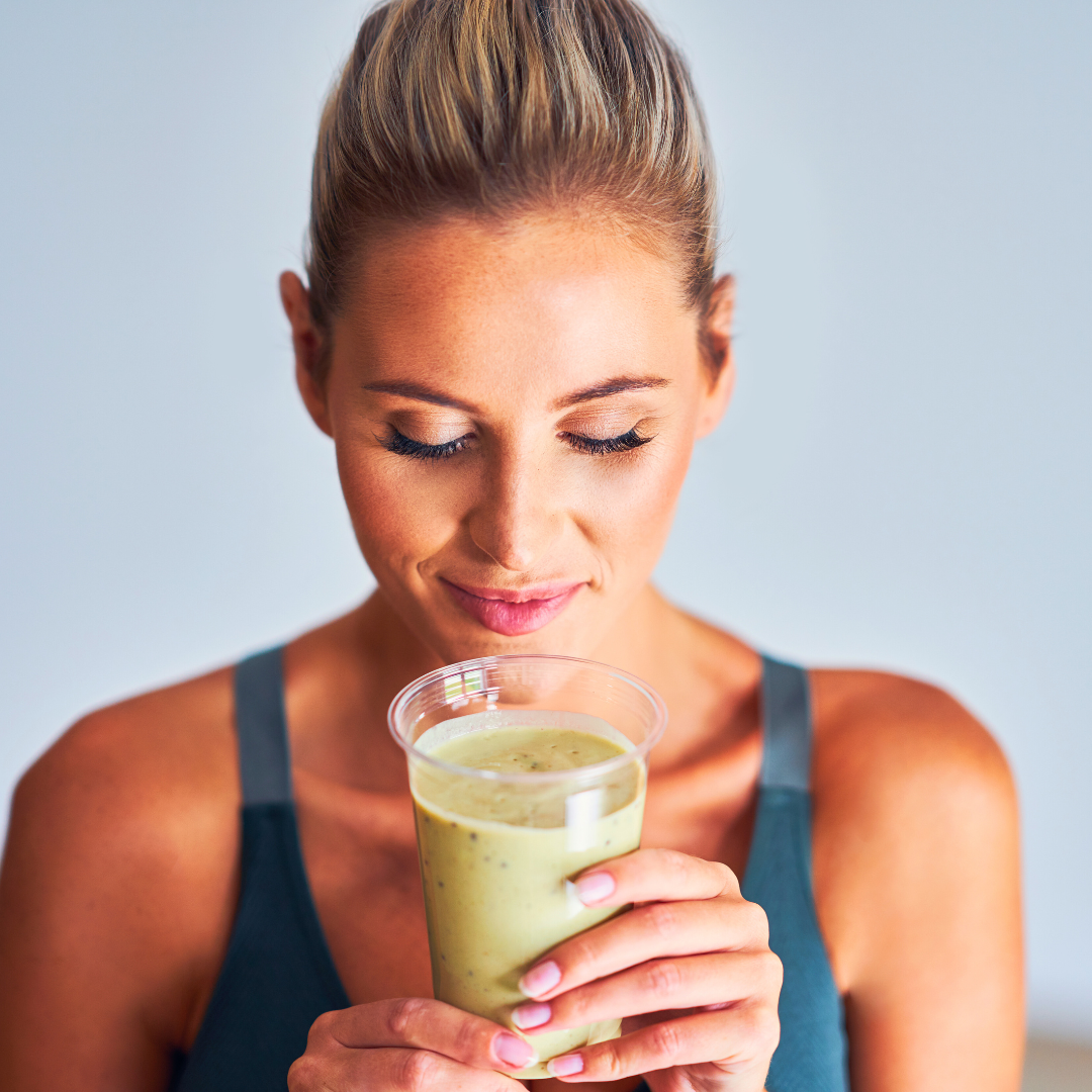 Žena uživa u Herbalife Flex45 shakeu – nutritivno uravnotežen doručak koji sadrži proteine, vlakna, aloju i prirodni biljni čaj za energiju i zdravlje.