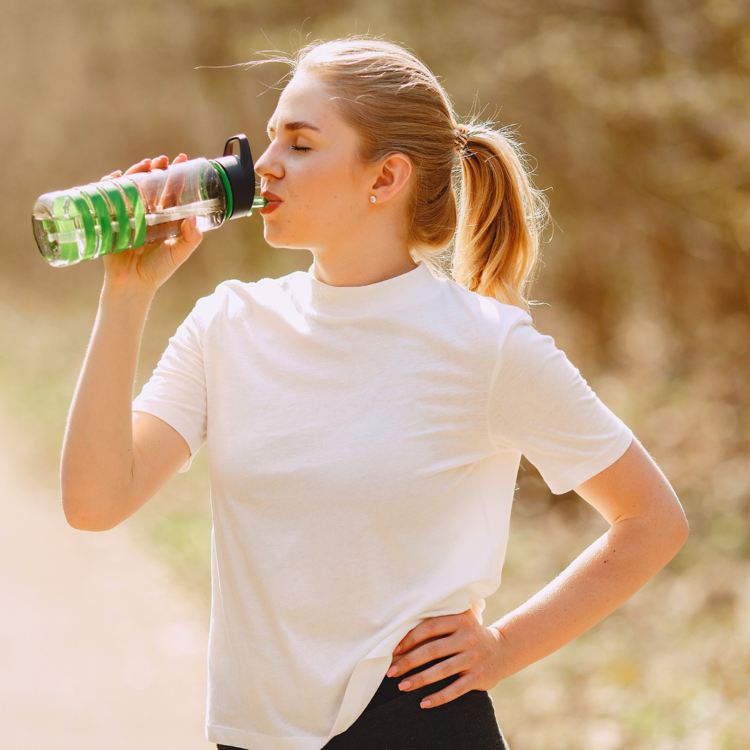 Žena nakon treninga pije vodu – Herbalife24 Creatine+ podržava mišiće, snagu i oporavak, idealan dodatak za sportaše i aktivne osobe.